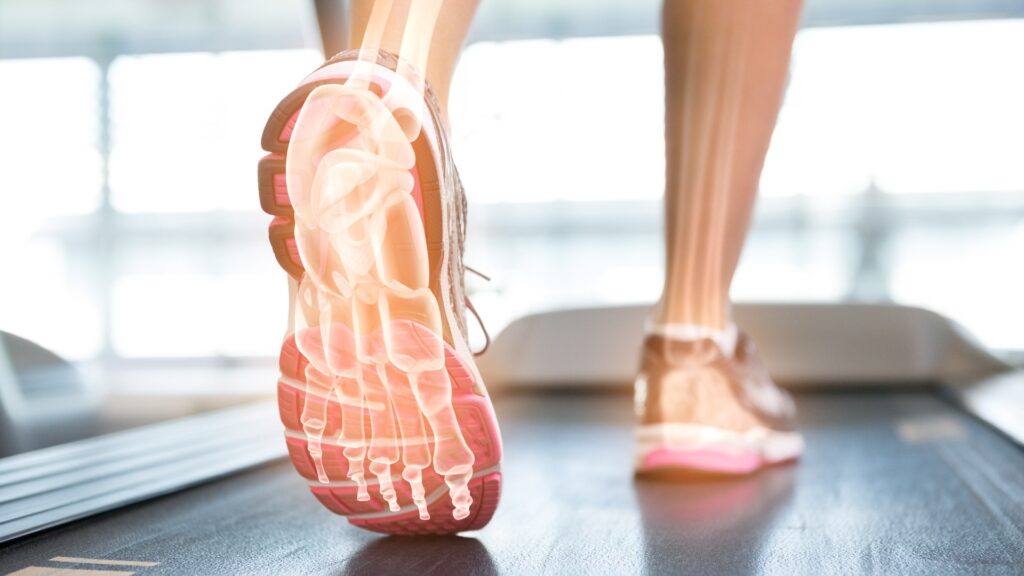 Hervorgehobener Fuß einer Frau auf dem Laufband